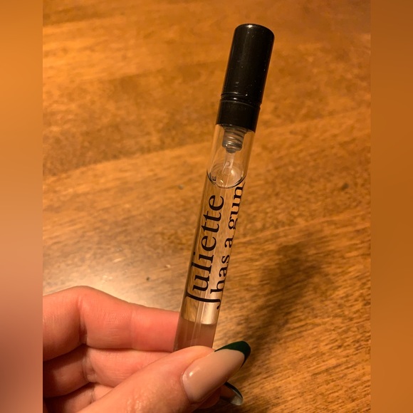 Juliette Has a Gun - Picture 3 of 5